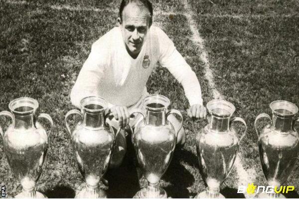 Alfredo di Stefano là một trong những cầu thủ xuất sắc nhất Real Madrid