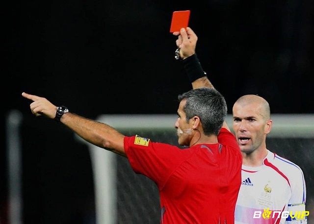 Thẻ đỏ là hình phạt nặng nhất trong luật bóng đá