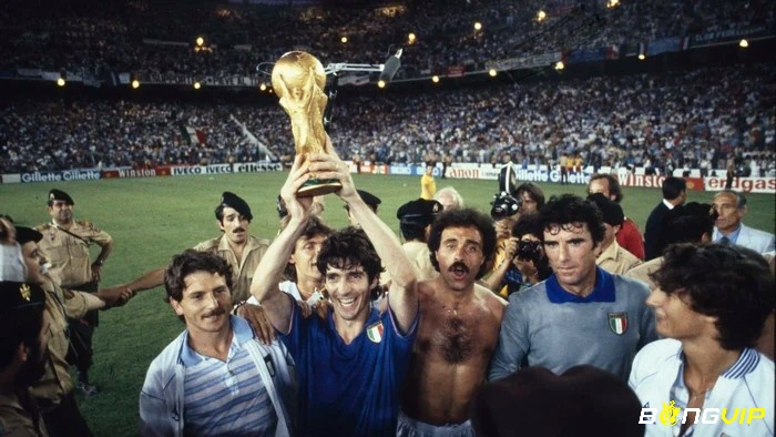 Ông cùng đồng đội ăn mừng chiến thắng tại WC 1982