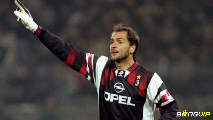 Sebastiano Rossi đảm nhiệm vị trí thủ môn trong đội hình xuất sắc nhất AC Milan