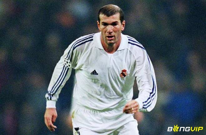 Zinedine Zidane là một trong những cái tên sáng giá trong lịch sử bóng đá