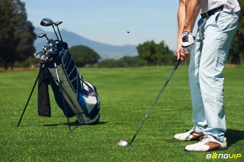 Túi đựng gậy chơi golf là bộ phận quan trọng trong dụng cụ chơi golf