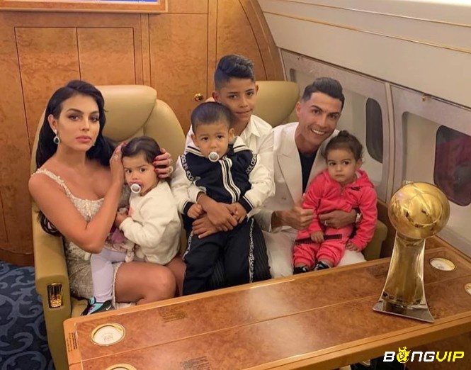 Một cuộc sống gia đình hiện tại vô cùng viên mãn khác biệt với quá khứ tiểu sử Cristiano Ronaldo đầy những cơ cực 