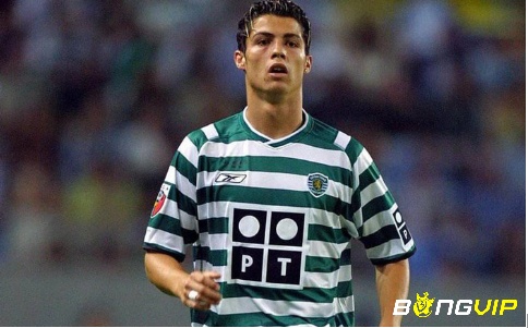Khởi đầu trong tiểu sử Cristiano Ronaldo chính là chơi bóng chuyên nghiệp thời niên thiếu tại quê hương Lisbon