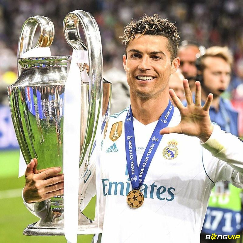 Tiểu sử Cristiano Ronaldo với nhiều cột móc lịch sử vô tiền khoáng hậu trong màu áo của Real Madrid