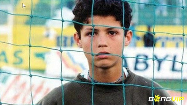 Tiểu sử Cristiano Ronaldo kể về một cậu nhóc bỏ học đến trở thành một huyền thoại bóng đá