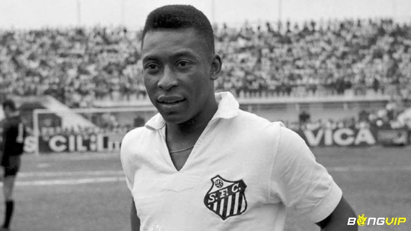 Pele trong đồng phục của Santos - mái nhà đầu tiên được ghi nhận trong tiểu sử Pele