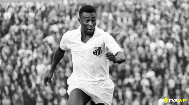 Tiểu sử Pele ghi nhận ông chơi trong đội hình Santos tại Hà Lan, tháng 10 năm 1962