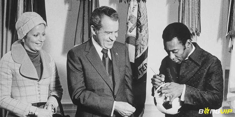 Tiểu sử Pele ghi lại ông đã tới Hoa Kỳ và ký tặng tổng thống Nixon