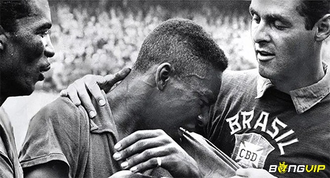 Tiểu sử Pele ghi rằng ông khóc trên vai thủ môn Gilmar sau khi Brazil vô địch 1958 World Cup