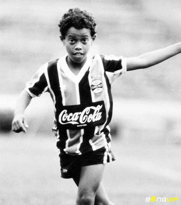 Tiểu sử Ronaldinho là một cầu thủ trẻ nhất và nhỏ nhất