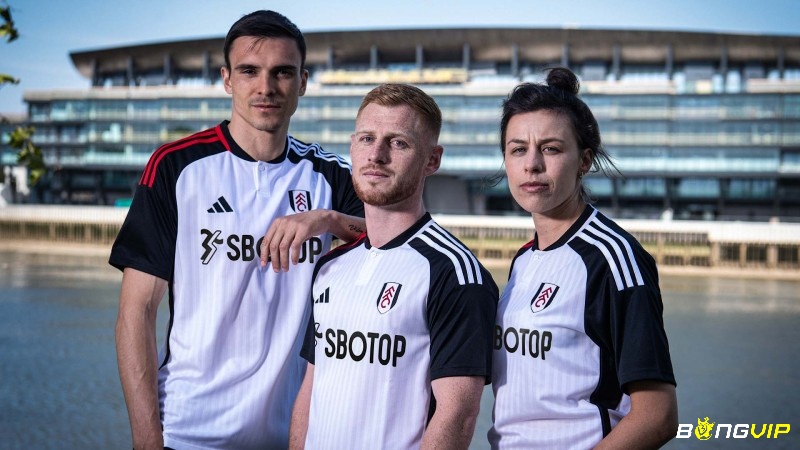 CLB Fulham có màu áo trắng viền đen