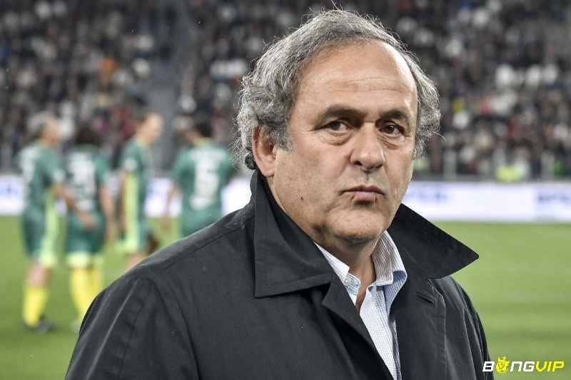 Platini bị bắt vì đã sai phạm trong quá trình trao quyền đăng cai World Cup 2022 cho Qatar.