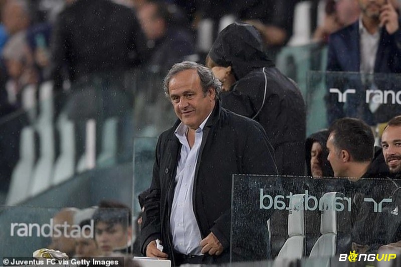 Sau khi chính thức nghỉ thi đấu, Michel Platini trở thành huấn luyện viên của tuyển Pháp