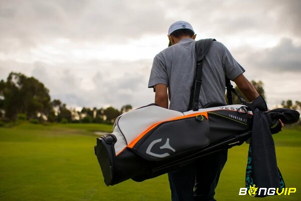 Túi đựng gậy golf carry bag có thiết kế quai đeo chéo