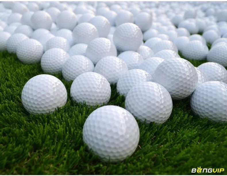 Bóng golf có hình dạng tròn với nhiều lõm nhỏ trên bề mặt