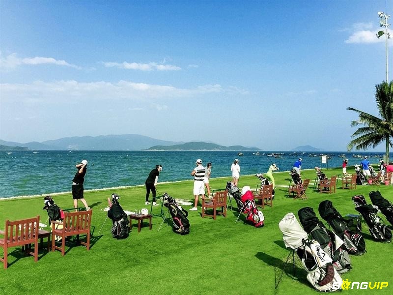 Diamond Bay là sân golf nằm trong khu nghỉ dưỡng hàng đầu châu Á