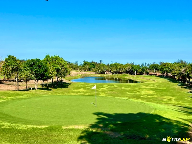 Sân golf The Bluffs cung cấp đầy đủ các dịch vụ và tiện ích