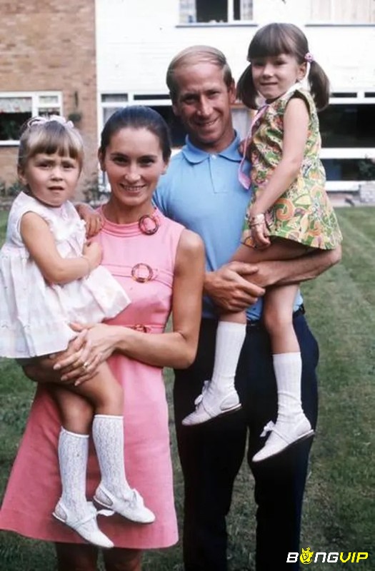 Bobby Charlton cùng vợ Norma Ball và hai cô con gái
